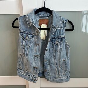 NWT Levi’s Original Trucker Denim Vest size XS
